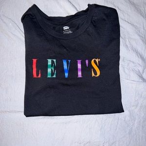 Black Levi’s tshirt